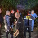 PolÃcia investiga cena de crime com corpo esquartejado em sacola.