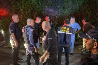 Polícia investiga cena de crime com corpo esquartejado em sacola.