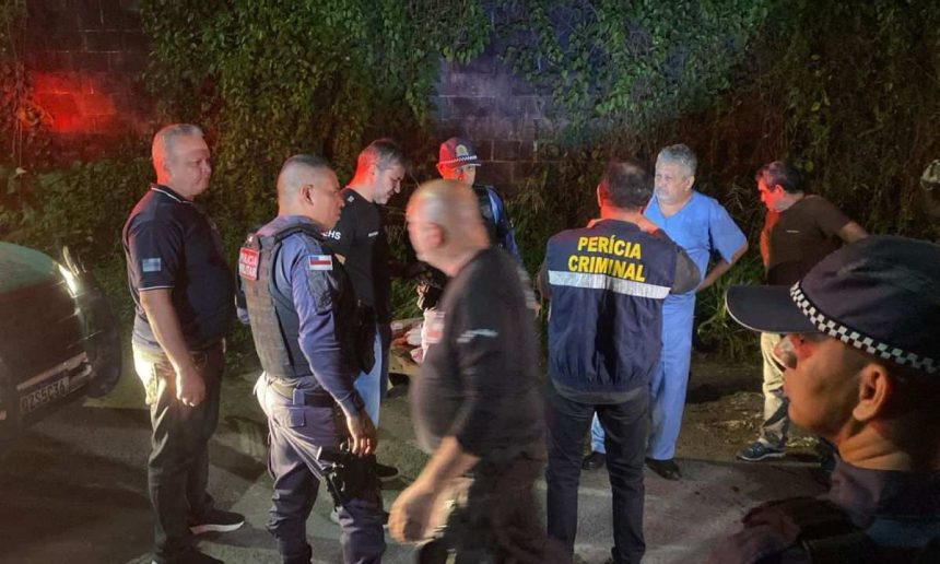 Polícia investiga cena de crime com corpo esquartejado em sacola.