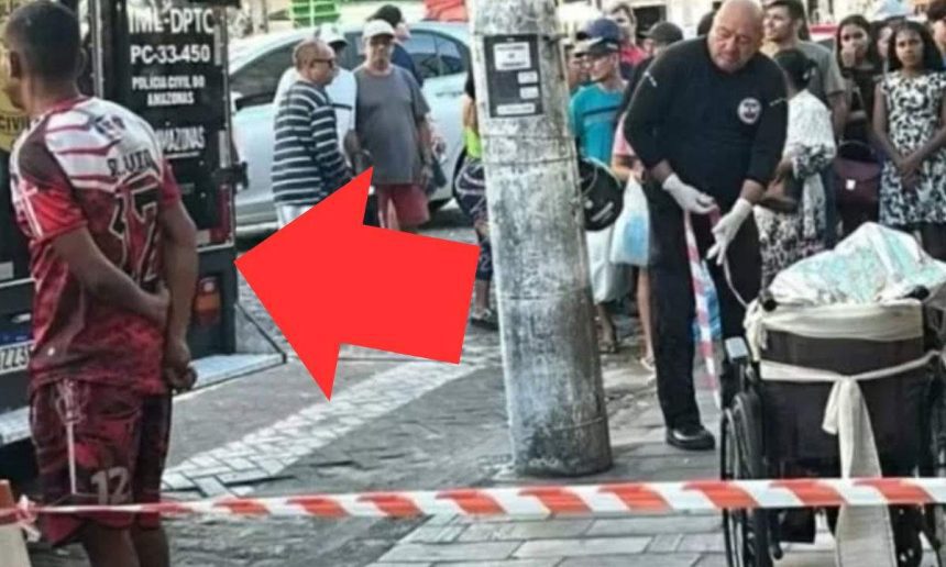 Polícia investiga cena do crime com homem morto em cadeira de rodas, com viatura e pessoas ao redor.