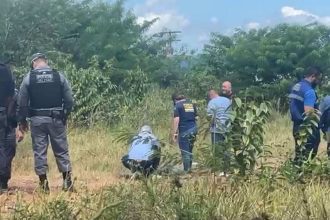 Polícia investiga local onde corpo de pedreiro foi encontrado.