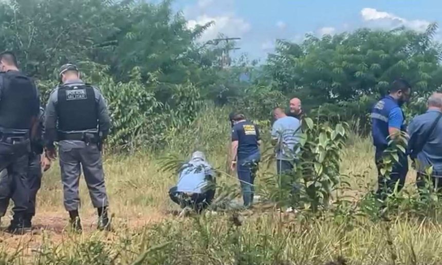 Polícia investiga local onde corpo de pedreiro foi encontrado.