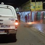 Polícia Militar no local de um crime com corpo no chão, em bairro da zona norte.