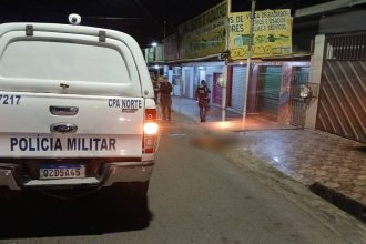 Polícia Militar no local de um crime com corpo no chão, em bairro da zona norte.