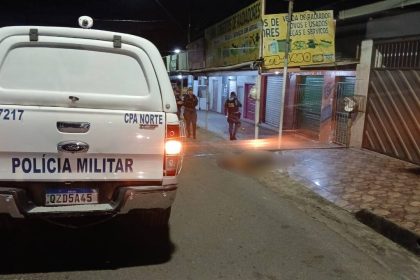Polícia Militar no local de um crime com corpo no chão, em bairro da zona norte.