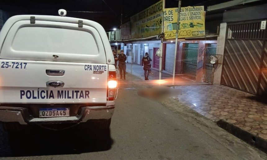 Polícia Militar no local de um crime com corpo no chão, em bairro da zona norte.