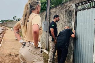 Policiais civis em ação em investigação de estupro contra adolescente