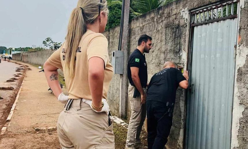 Policiais civis em ação em investigação de estupro contra adolescente