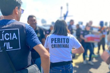 Policiais em ação durante operação de segurança no Festival de Parintins.