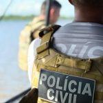 Policial Civil do Amazonas com colete tático e símbolo da Polícia Civil