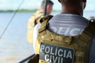 Policial Civil do Amazonas com colete tático e símbolo da Polícia Civil