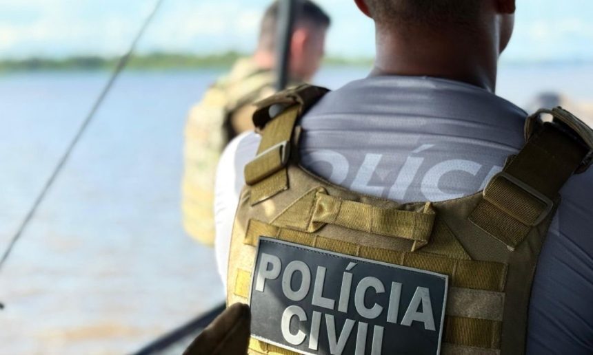 Policial Civil do Amazonas com colete tático e símbolo da Polícia Civil