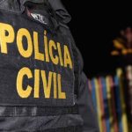 Policial com colete da Polícia Civil