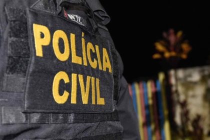 Policial com colete da Polícia Civil