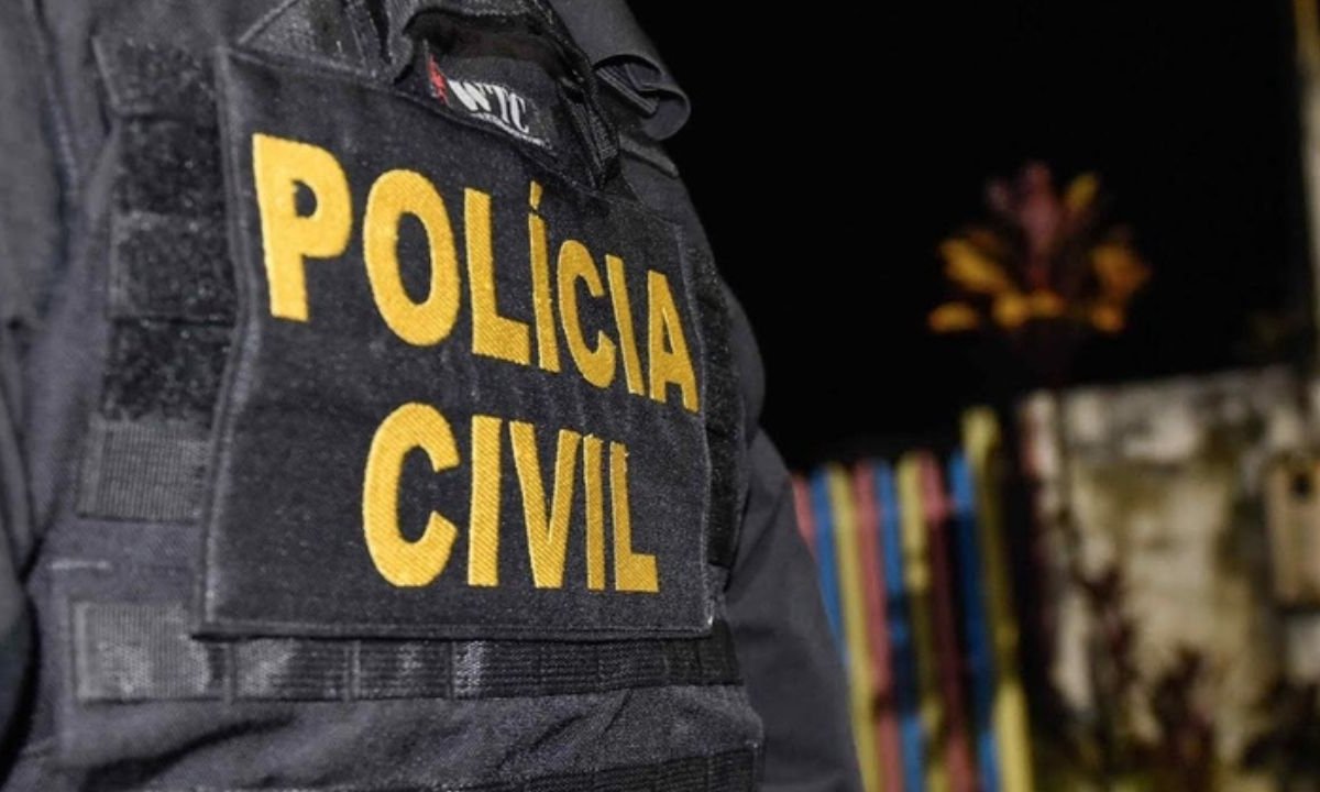 Policial com colete da Polícia Civil