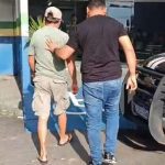 Policial conduz homem preso por estupro de vulnerável em Manaus.