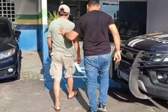 Policial conduz homem preso por estupro de vulnerável em Manaus.