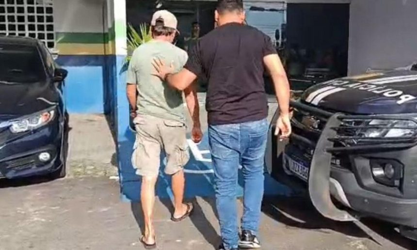 Policial conduz homem preso por estupro de vulnerável em Manaus.