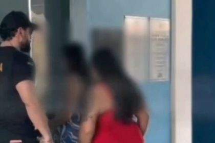 Policial conduz mulheres após briga em estabelecimento em Manaus.