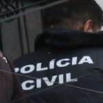 Policial em cena de crime.