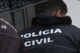 Policial em cena de crime.