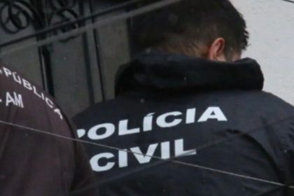 Policial em cena de crime.
