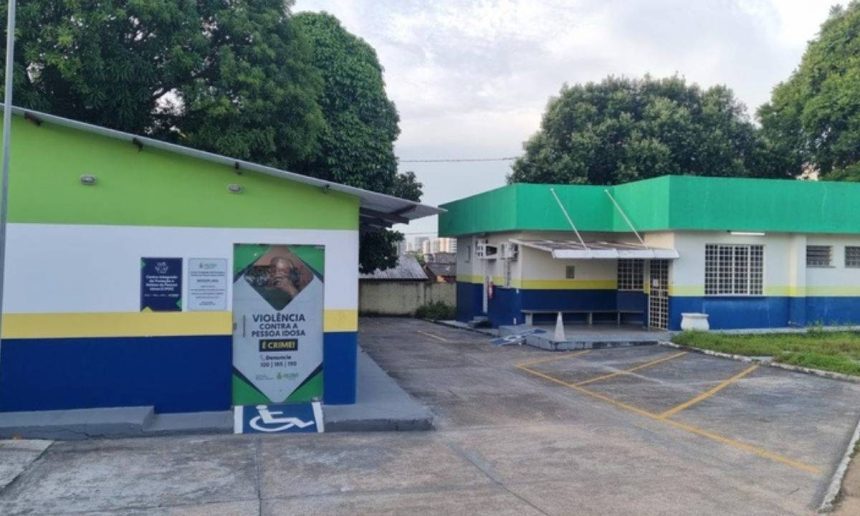 Prédio com sinalização sobre violência contra idosos.