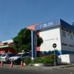 Prédio da polícia em Manaus com viaturas estacionadas.