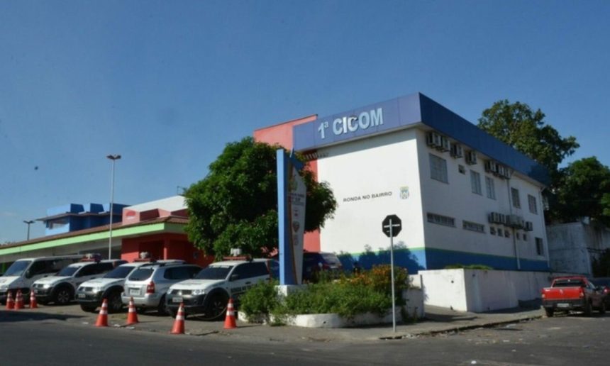Prédio da polícia em Manaus com viaturas estacionadas.