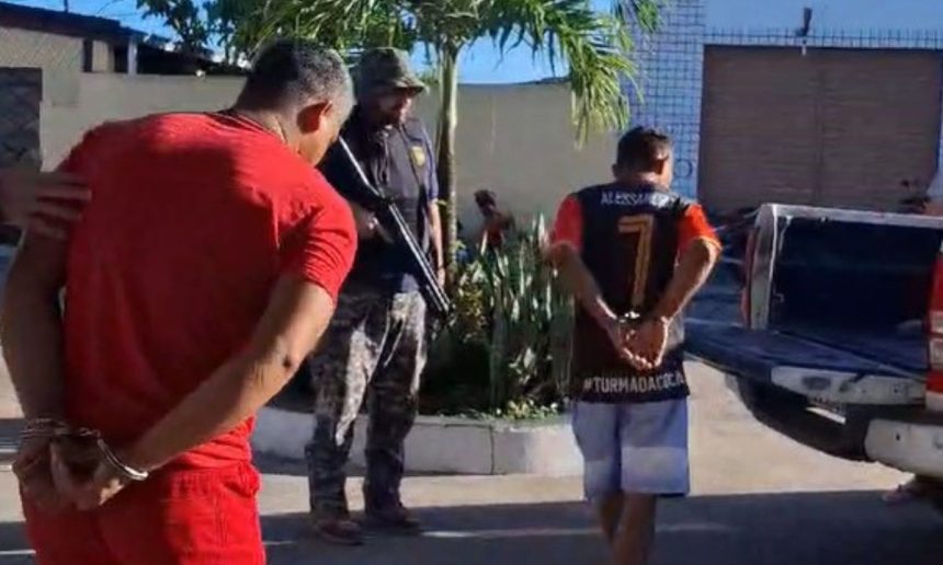 Prisão de homens após denúncia em delegacia. Policial com arma acompanha.