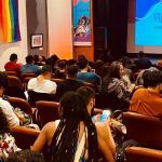 Público assiste a evento do festival Close com bandeira LGBT+