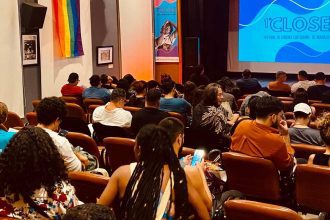 Público assiste a evento do festival Close com bandeira LGBT+