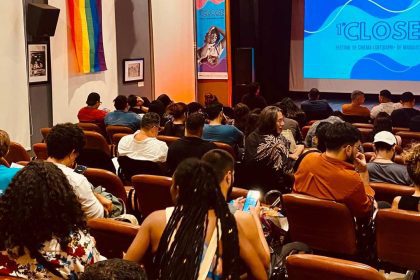 Público assiste a evento do festival Close com bandeira LGBT+