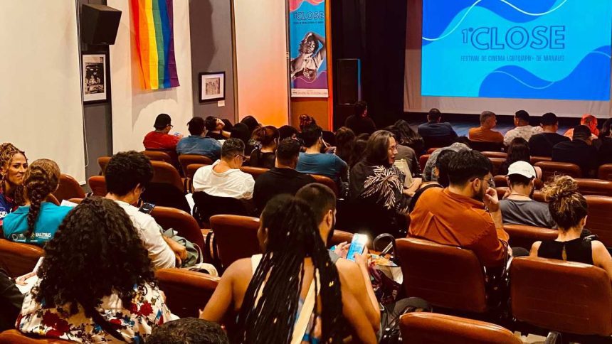Público assiste a evento do festival Close com bandeira LGBT+