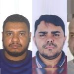 Quatro homens suspeitos em fotos de identidade, investigados em fraude de empréstimos.