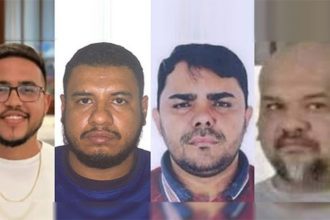 Quatro homens suspeitos em fotos de identidade, investigados em fraude de empréstimos.