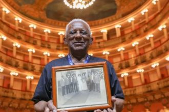 Raimundo Nonato Pereira, 'Senhor Nonato', com foto no Teatro Amazonas.