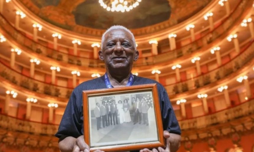 Raimundo Nonato Pereira, 'Senhor Nonato', com foto no Teatro Amazonas.