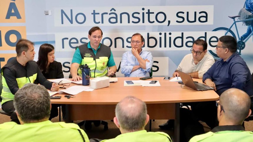 Reunião sobre mudanças no trânsito de Manaus por causa da Marcha para Jesus.