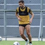 Riza Durmisi, lateral-esquerdo do Amazonas FC, durante treinamento.