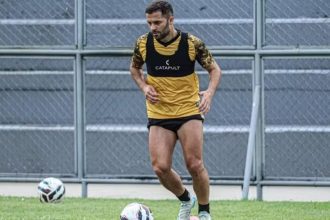 Riza Durmisi, lateral-esquerdo do Amazonas FC, durante treinamento.