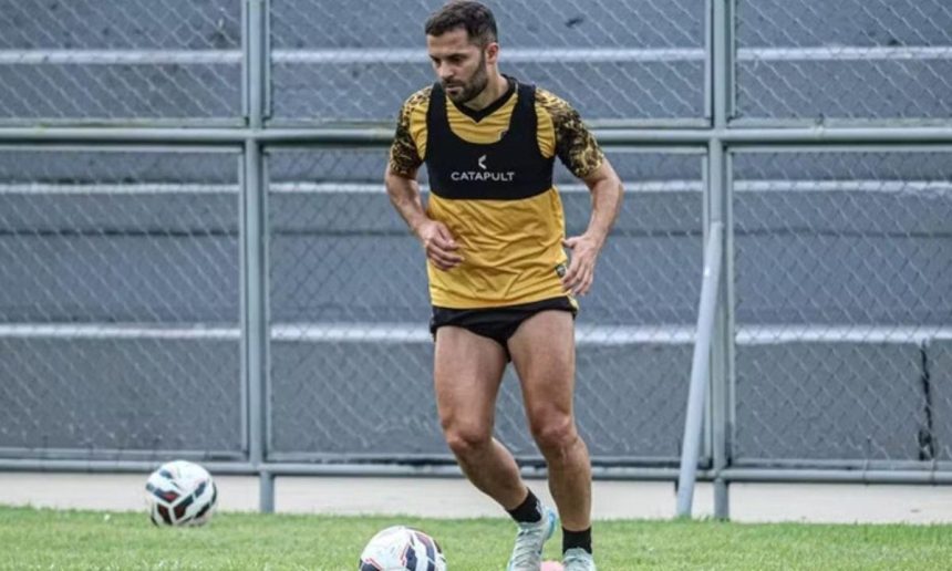 Riza Durmisi, lateral-esquerdo do Amazonas FC, durante treinamento.
