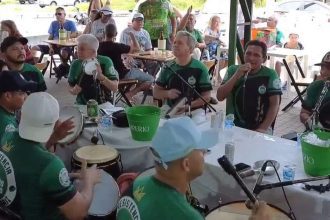 Roda de samba raiz com grupo musical em Manaus.