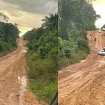 Rodovia AM-070 em Iranduba: estrada de terra com carros e vegetação densa, mostrando abandono.
