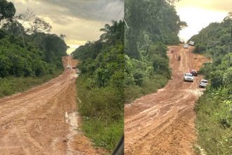 Rodovia AM-070 em Iranduba: estrada de terra com carros e vegetação densa, mostrando abandono.