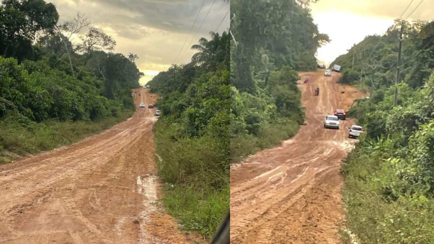 Rodovia AM-070 em Iranduba: estrada de terra com carros e vegetação densa, mostrando abandono.
