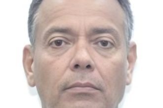 Rosto de um homem de meia-idade, possivelmente venezuelano, com fundo branco.