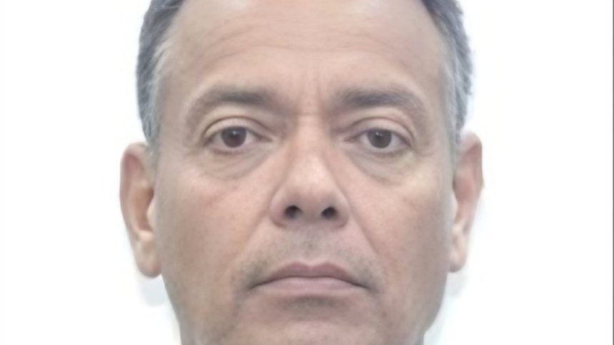 Rosto de um homem de meia-idade, possivelmente venezuelano, com fundo branco.
