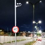 Rua à noite com radar de velocidade 40 km/h em Manaus.