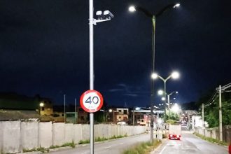 Rua à noite com radar de velocidade 40 km/h em Manaus.